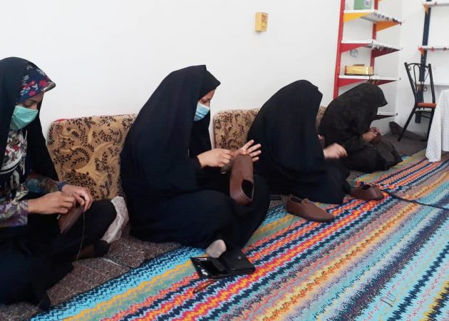 آغاز تولید کفش تبریز در فهرج/لزوم حمایت بنیاد برکت از کارگاه های تولیدی