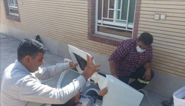 نجات کودک بازیگوش فهرجی از داخل ماشین لباسشویی