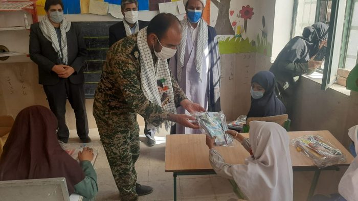 توزیع ۱۰۰ بسته لوازم التحریر بین دانش آموزان نیازمند فهرج به مناسبت هفته بسیج