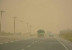 تداوم وزش باد شدید و کاهش دید در محور فهرج – زاهدان/رانندگان با سرعت مطمئنه حرکت کنند
