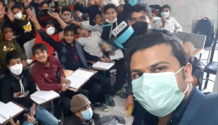 گفتگوی خواندنی با معلم فهرجی که هم نمونه شهرستانی شد و هم استانی؛ مشاور جوانی که برای دیدار با رهبر انقلاب لحظه شماری میکرد