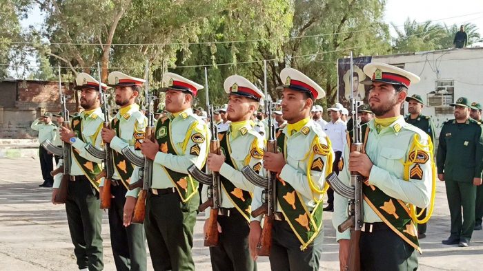 صبحگاه مشترک نیروهای نظامی و انتظامی فهرج به مناسبت هفته فراجا