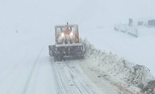 برف و باران راه دسترسی بم به دارزین را مسدود کرد