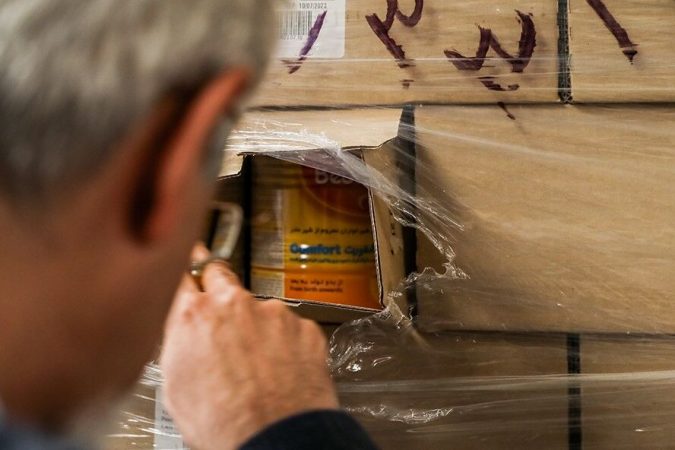 ۲ هزار قوطی شیرخشک احتکاری از انبار یک داروخانه بم کشف شد؛ بازداشت یک نفر