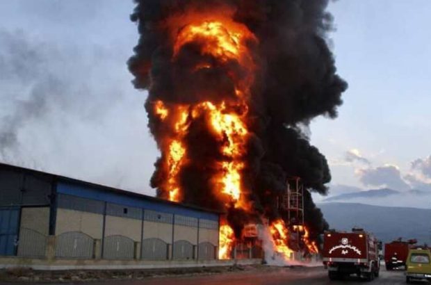 آتش در کارخانه لوازم یکبارمصرف کرمان؛ یک نفر جان باخت