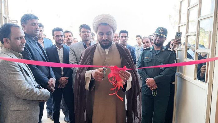 نمایشگاه کتاب در فهرج با ۳۰ درصد تخفیف گشایش یافت + تصاویر