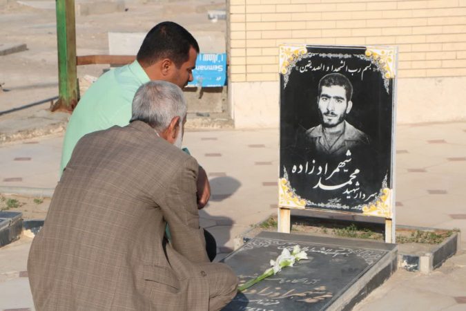 غبارروبی گلزار شهدا به مناسبت هفته بسیج