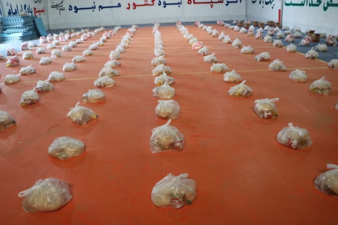 توزیع ۵۰۰ بسته معیشتی سپاه بین دو نیازمندان