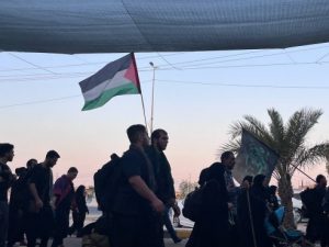 پرچم فلسطین نماد اتحاد مسلمانان در پیاده‌روی اربعین