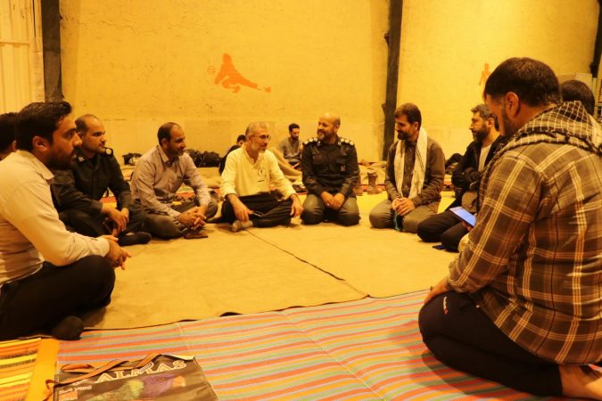 گَپ و گفت دوستانه فرمانده سپاه فهرج با جهادگران قمی در دل شب
