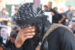ارادت عزاداران حسینی فهرج به علمدار کربلا در دمای بالای ۵۰ درجه