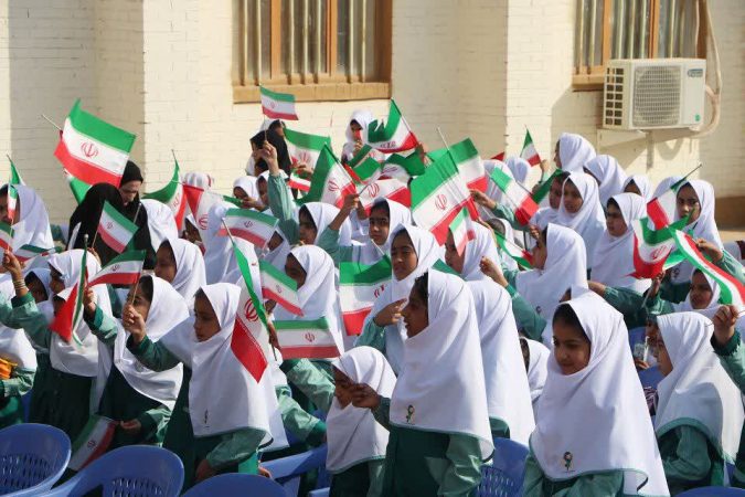 زنگ مهر در فهرج به صدا درآمد/قریب به ۱۰ هزار دانش آموز سال جدید را آغاز کردند